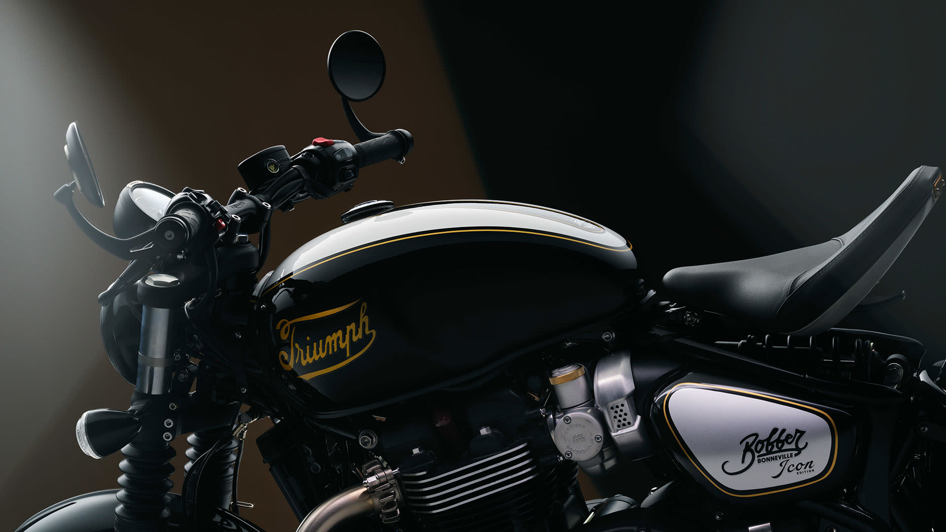 Triumph Bonneville Bobber Icon Edition close up of handlebars, tank and seat